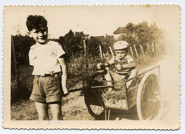 Gérard Dantin et moi (dans la carriole), sur le chemin, dans les années 50.