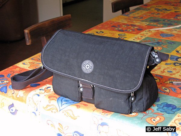 1/1. Paris, 29 juin 2007. Un sac en toile offert par Marie à Jeff. © Jeff Saby.